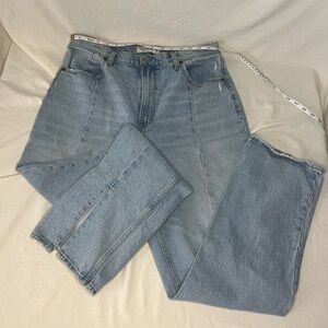 Abercrombie and fitch jeans 90’s straight ultra high rise. Ankle slit light wash
